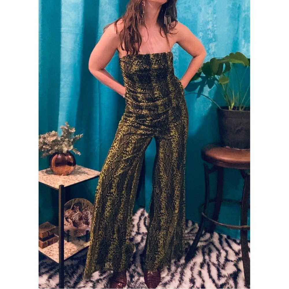 Scaled Up Style 🐲💫
Green Strapless Snakeskin Jumpsuit